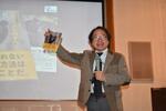 　ツキノワグマをテーマにしたシンポジウムで講演する西堀正英教授＝２０２４年２月、広島市
