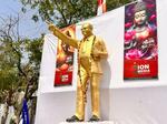 　インド・ナグプールの街中に立つアンベードカルの像＝５月３０日（共同）