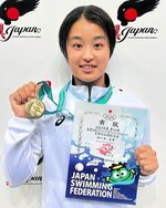 女子１６～１８歳高飛び込みで優勝を飾った佐々木音華＝Ａｓｕｅ大阪プール