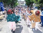 にぎやかに参道を練り歩く子供獅子＝１１日、大阪市天王寺区の生国魂神社