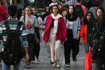 　スカーフを着用せずにテヘランの街中を歩く女性たち＝９日（ＡＰ＝共同）
