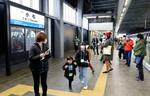 　北陸新幹線延伸に伴って新設される小松駅を見学する市民ら＝２１日午前、石川県小松市