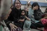 　１７日、パレスチナ自治区ガザで爆発した病院から別の病院に運ばれた負傷者ら（ゲッティ＝共同）