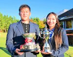 初日から首位を譲らず夫婦で頂点に立った米原海斗（左）と米原優菜＝大山平原ゴルフクラブ