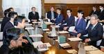 　国会で開かれた衆院議運委理事会。奥中央は林官房長官＝２１日午前