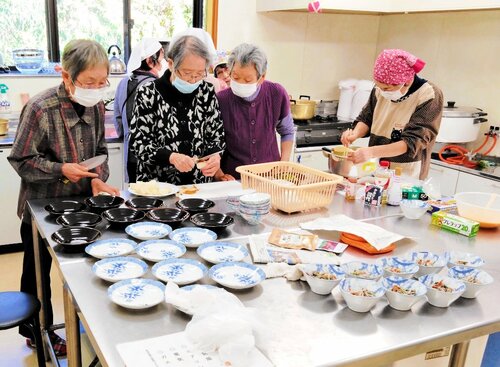 フレイル予防の料理実習に取り組む女性たち