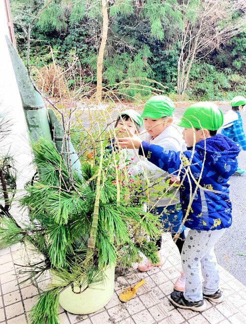 協力し合って門松を作る園児ら