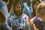　６日、モスクワ郊外のロシア宇宙飛行管制センターのスクリーンに映し出された、地球に帰還したベラルーシの宇宙飛行士ワシレフスカヤさん（タス＝共同）