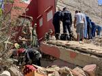 　９日、モロッコ中部マラケシュ近郊で地震被災者の捜索に当たる人たち（ロイター＝共同）