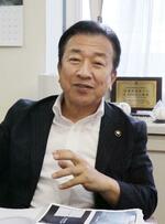 　取材に応じる北海道歌志内市の柴田一孔市長＝９月、歌志内市役所