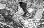 　米国施政権下の１９５９年７月３０日撮影。再建された守礼門が確認でき、城跡地（右下）に戦後設立された琉球大が写っている。左端は首里高校（旧県立第一中）