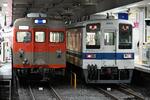 東武アーバンパークラインの柏駅に停車中の８１１１編成（左）と「東武顔」から現行マスクに更新された８０００型電車