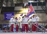 　パリ五輪の開会式で、セーヌ川を船でパレードする北朝鮮選手団＝２６日、パリ（共同）
