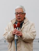 　山形県知事選の立候補届け出後、報道陣の取材に答える金山屯氏＝９日午前、山形県庁