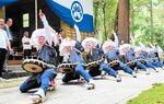 本殿前で荘厳な舞を奉納する踊り手たち＝１５日、新温泉町久谷の久谷八幡神社