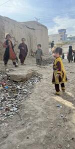 　アフガニスタンの首都カブールにある避難民キャンプの子どもたち＝２０２３年１１月１７日（共同）