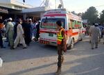 　３０日、パキスタン北西部カイバル・パクトゥンクワ州で、爆発後に負傷者を搬送する救急車（ＲＥＳＣＵＥ１１２２本部提供、ＡＰ＝共同）
