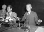 　来日し記者会見する米国の物理学者ロバート・オッペンハイマー博士（右）＝１９６０年、東京都港区