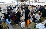　ゴールデンウイーク後半の４連休初日を迎え、混雑するＪＲ東京駅の新幹線ホーム＝３日午前