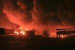 　イスラエル軍によるとみられる攻撃で炎上する港の石油貯蔵施設＝２０日、イエメン・ホデイダ（ＡＰ＝共同）