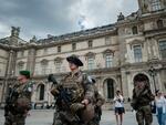 ルーブル美術館入り口付近を警戒するフランス軍兵士＝１３日