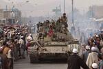 　市民に迎えられアフガニスタンの首都カブールの中心街に入った北部同盟の戦車＝２００１年１１月１３日午後１時（共同）