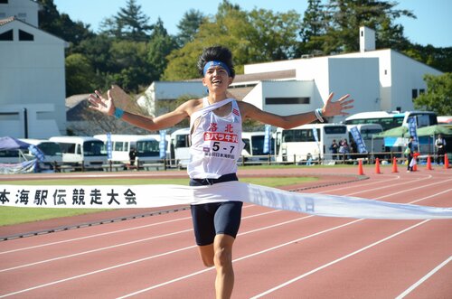 日本海駅伝で１位でフィニッシュする洛北Ａのアンカー野木＝１３日、鳥取県倉吉市の市営陸上競技場