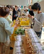 　岐阜県飛騨市で開かれた全国薬草シンポジウムの即売展＝２日午前