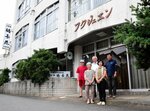 町内の廃旅館をお化け屋敷として活用し、地域活性化を目指すツギハギのメンバー＝鳥取市吉岡温泉町