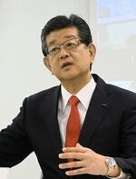 　記者説明会で話すフジテックの原田政佳社長＝２０日、東京都港区