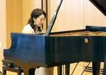 　北京の日本大使館で開かれた日中交流のコンサートで、演奏する日本人ピアニストの瀬田裕子さん＝３０日（共同）