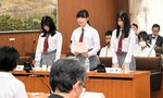 鳥取県執行部に高校生の視点で捉えた県政課題について質問する高校生議員ら