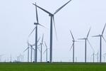 　米中西部インディアナ州に連なる風力発電機＝４月（共同）