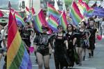 　「第１回レズビアン＆ゲイパレード」で存在をアピールする参加者ら＝１９９４年８月２８日、東京・西新宿