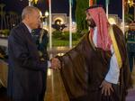 　湾岸歴訪でサウジアラビアのムハンマド皇太子（右）と握手を交わすトルコのエルドアン大統領＝１７日、ジッダ（ロイター＝共同）