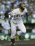 　１回阪神２死満塁、前川が右前に先制２点打を放つ＝甲子園