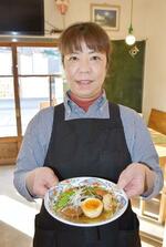 　「モロ」の煮付けを手にする「なすび食堂」の竹内令子店長＝２０２４年２月、栃木県栃木市