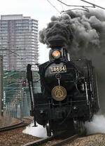 　黒煙を噴き上げ走行する「ＳＬ人吉」。蒸気機関車「ハチロク」の引退に伴い運行が終了する＝３月７日、佐賀県鳥栖市