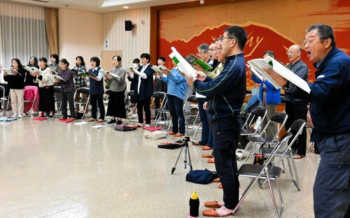 記念演奏会に向けて練習に励む団員ら