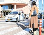 信号機のない横断歩道で渡ろうとする歩行者。ＪＡＦの調査では車の停止率は今年県内最高の５０・０％を記録した＝１０月末、鳥取市扇町