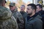 　ウクライナ国内の軍施設を視察するゼレンスキー大統領（右）とザルジニー総司令官＝３日（ロイター＝共同）