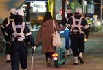 　電動キックボードの取り締まりをする警察官ら＝２月、大阪市
