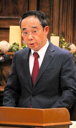 会員に向けてあいさつする三輪会長