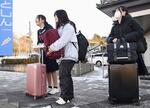 　石川県白山市への集団避難のため、バスに向かう中学生＝１７日午前、石川県輪島市