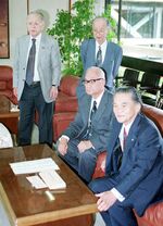 遺墨と遺言書を寄贈する井上会長（手前右）と関係者＝２００４年６月29日、倉吉市役所