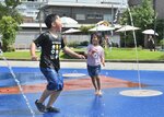 ７月に続き暑さが続く見通しの８月に、涼を求めて公園で遊ぶ子ども＝６日、鳥取市戎町の真教寺公園