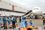 　成田空港で行われた実際の機体を使った大規模訓練＝１７日午後