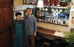 　ラオス料理の専門店「ＹｕＬａＬａ」を営む岡田尚也さん（右）と妻の綾さん＝京都市