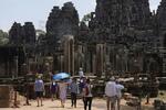 　２０２４年４月３日、カンボジア・シエムレアプのアンコール遺跡群を訪れる観光客（ＡＰ＝共同）