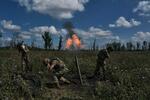 　１２日、ウクライナ東部ドネツク州バフムト付近で迫撃弾を撃つウクライナ兵（ＡＰ＝共同）